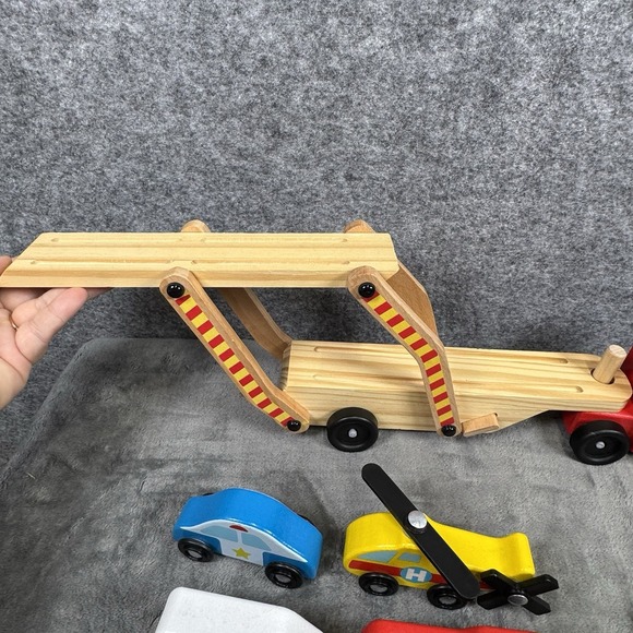 Melissa And Doug Wooden Emergency Vehicle Carrier Truck + 4 Emergency Vehicles - Picture 8 of 16
